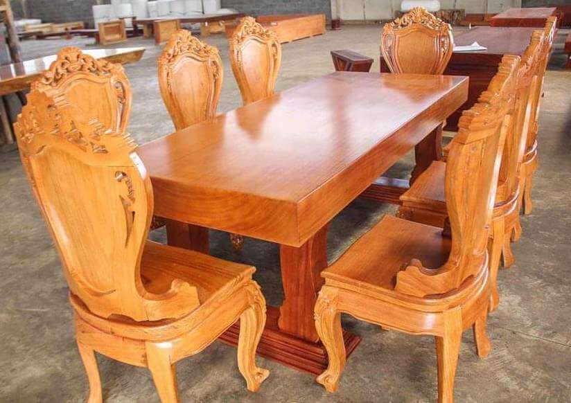 Bộ bàn ghế gỗ nguyên khối kiểu có mặt bàn nguyên khối gỗ lớn