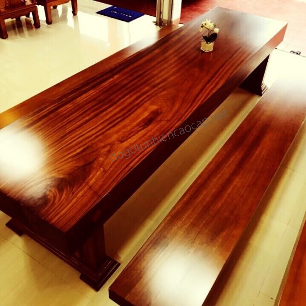 Bộ bàn ghế gỗ nguyên khối phải có kích thước phù hợp với diện tích phòng khách. 