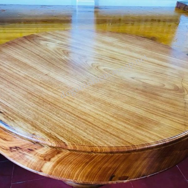 Trên thị trường có rất nhiều nơi cung cấp mặt hàng bàn tròn gỗ nguyên khối