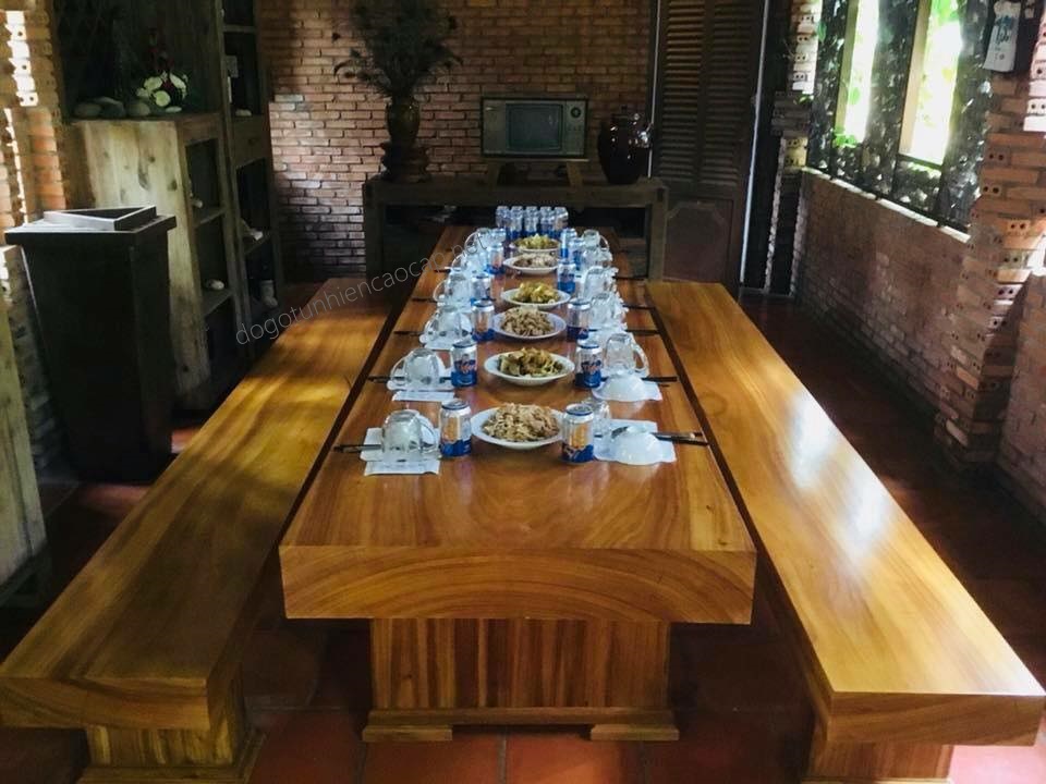 Bộ bàn ăn gỗ nguyên khối cho không gian bếp tiện nghi