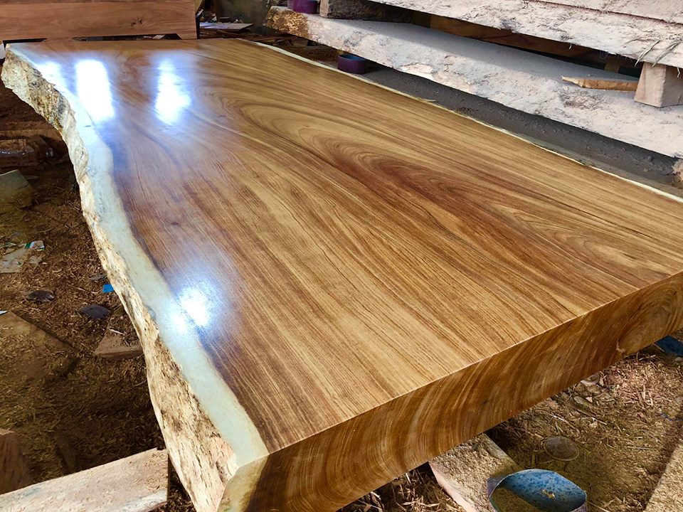 Mặt bàn gỗ nguyên khối sẽ là một điểm nhấn độc đáo