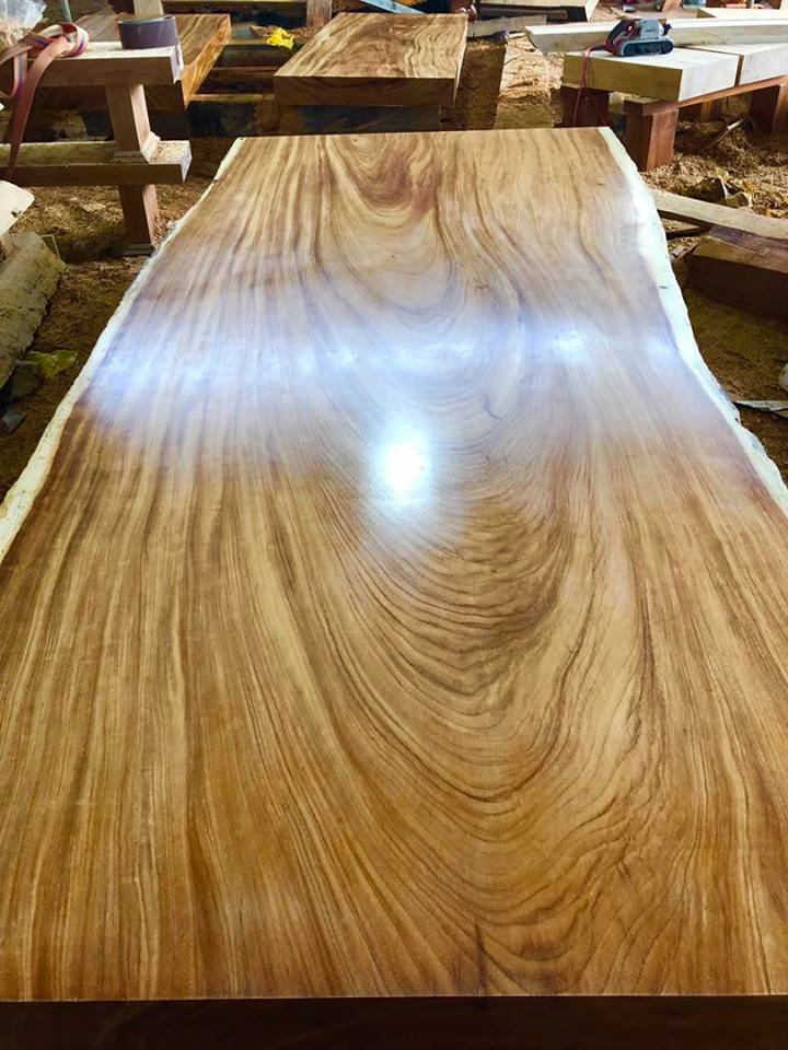 Mặt bàn gỗ nguyên tấm đường vân sang trọng