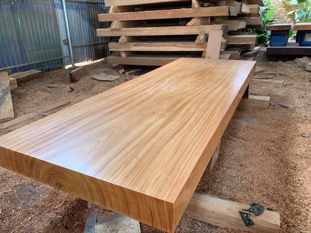 Mặt bàn gỗ nguyên khối phù hợp mọi không gian