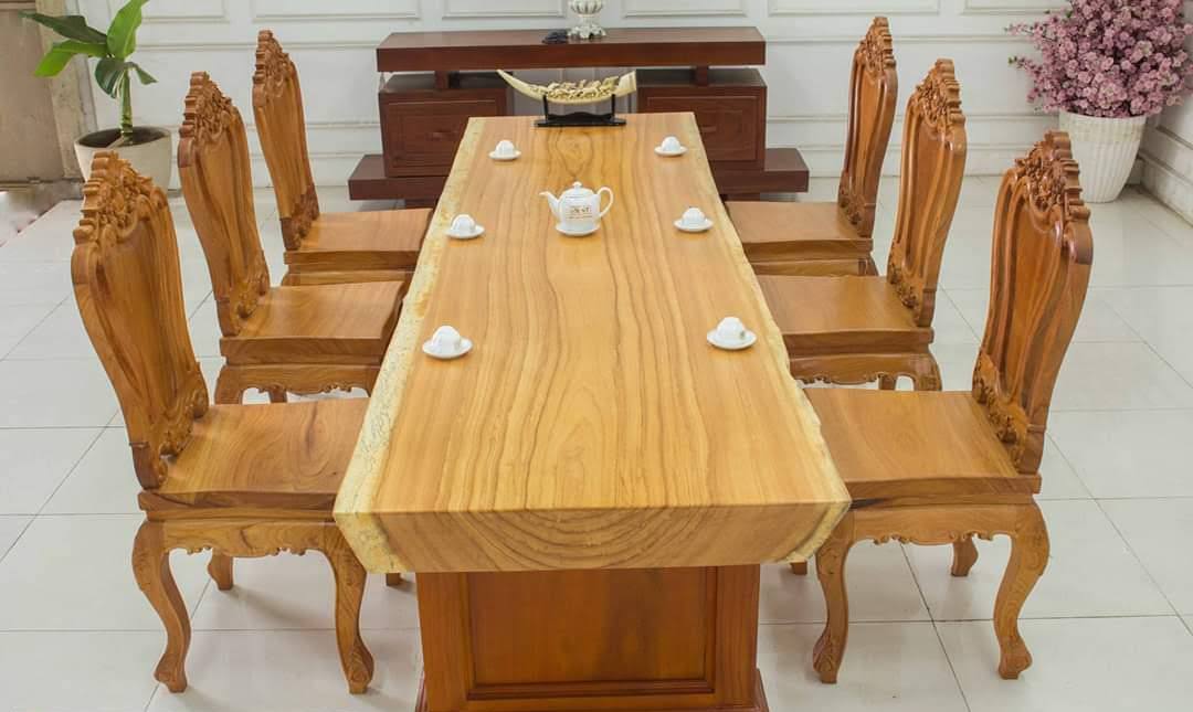 Hiện nay, bàn ăn gỗ tự nhiên nguyên khối được rất nhiều hộ gia đình ưu ái sử dụng không chỉ bởi tính thẩm mỹ mà còn vì độ bền đẹp của nó