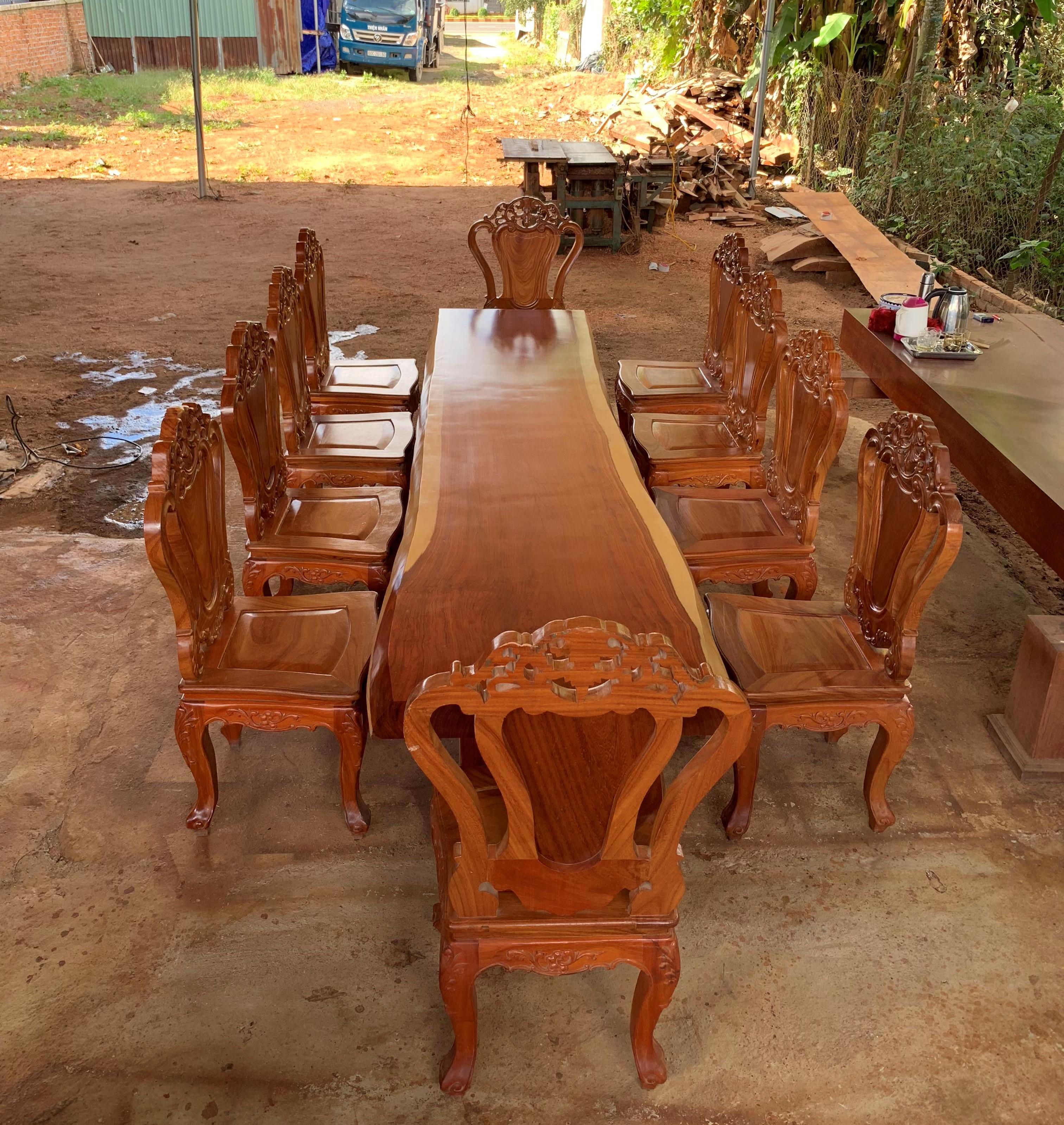 Bộ bàn ăn gỗ nguyên khối thường được làm bằng một tấm gỗ duy nhất và sử dụng các chất liệu gỗ quý, có giá trị cao