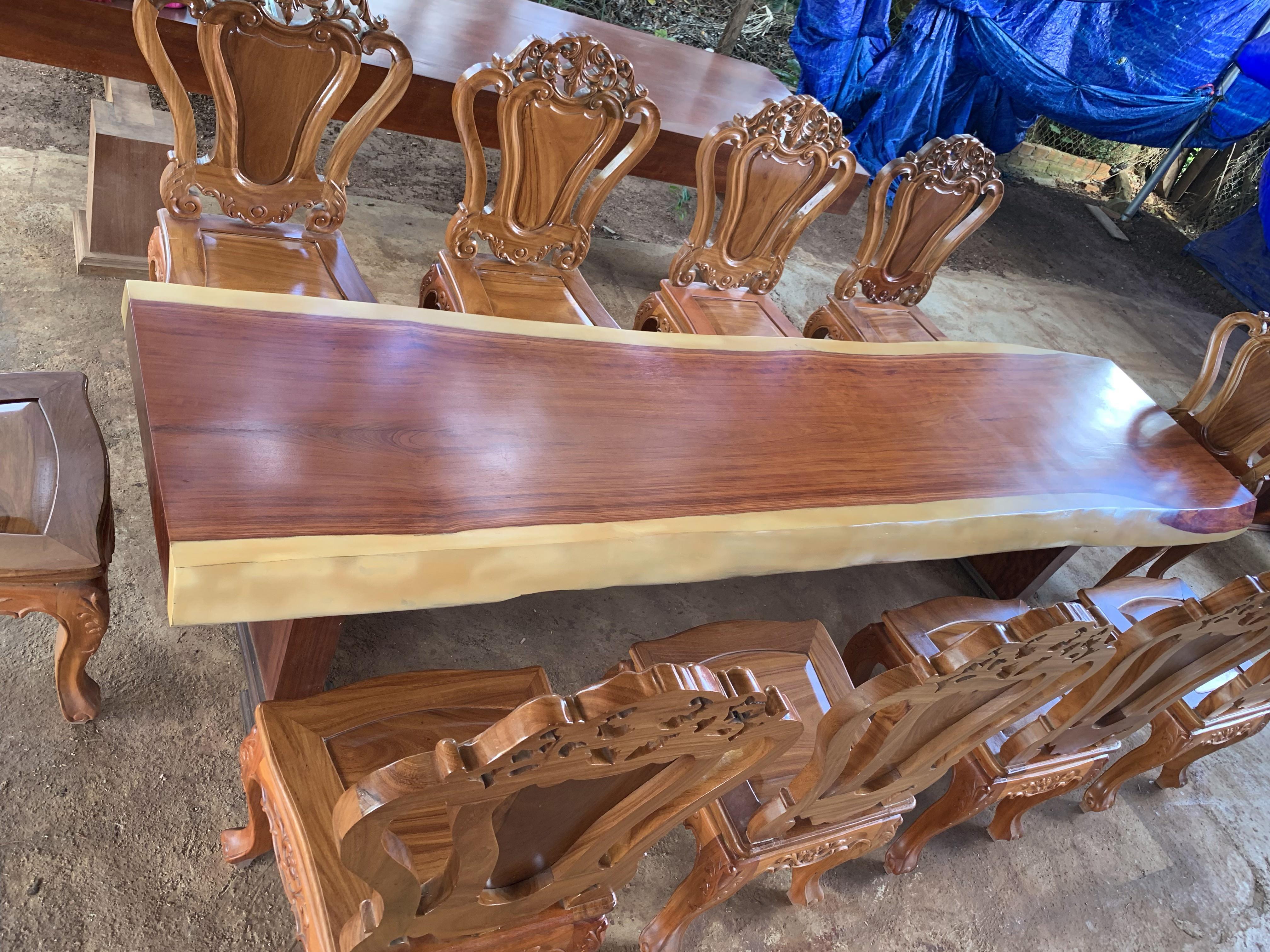 Mặt bàn gỗ Cẩm nguyên khối, ghế gỗ Louis kate