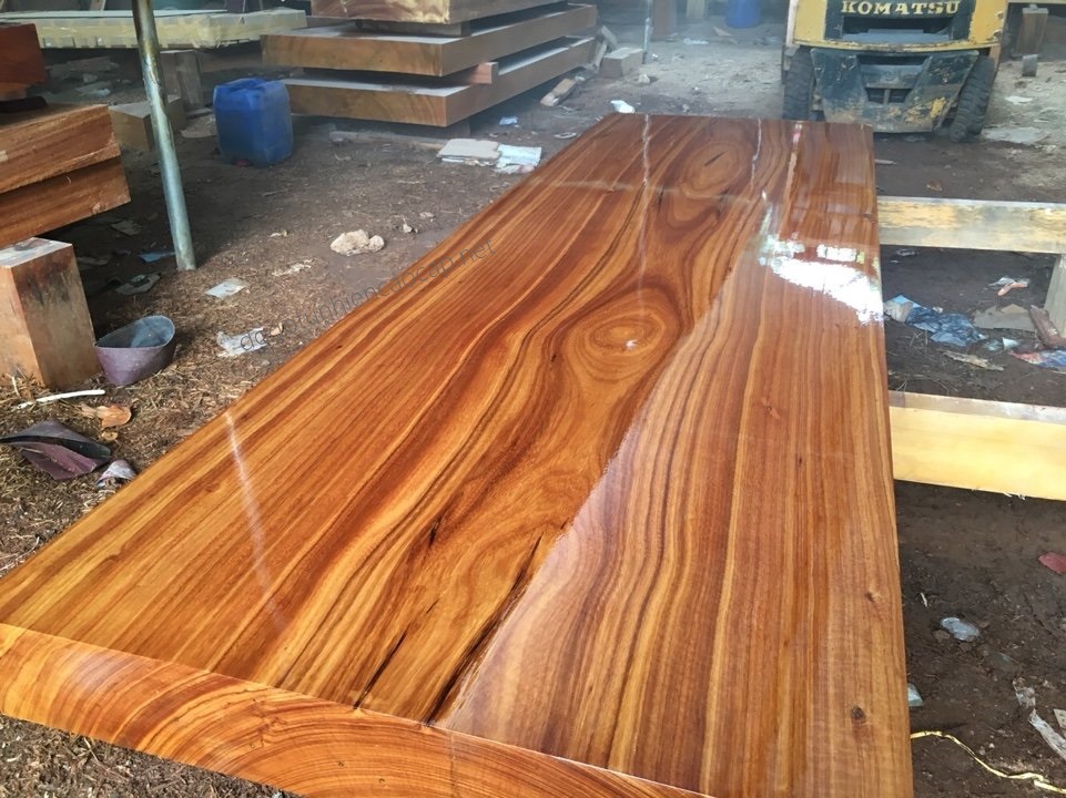 Kiểu dáng mặt bàn gỗ nguyên khối khá đơn giản