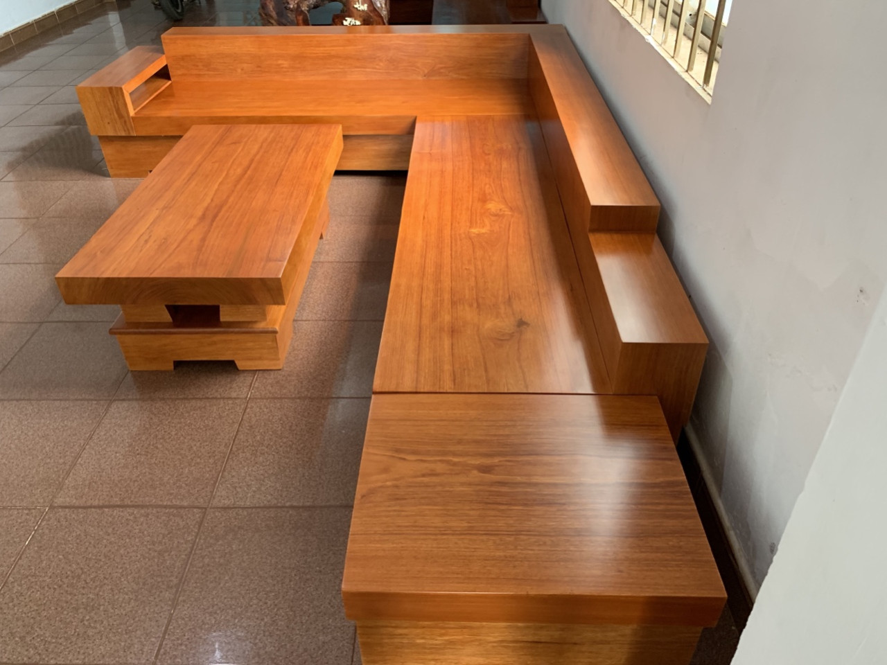 Sofa gỗ nguyên khối với thiết kế hiện đại
