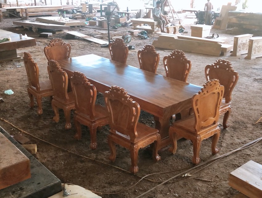 Bộ bàn gỗ nguyên tấm 10 ghế Louis