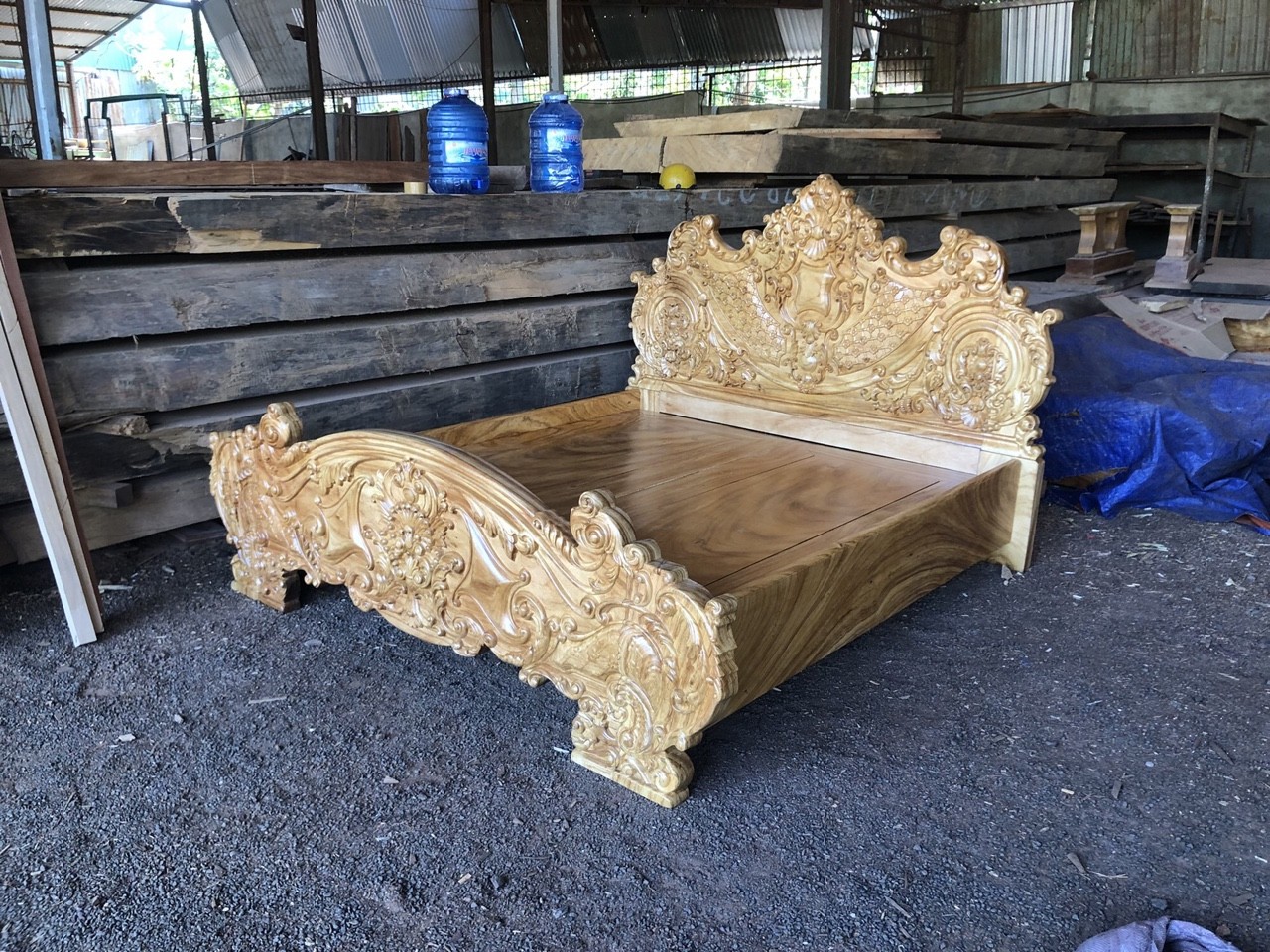 Giường gỗ Hoàng Gia đẹp