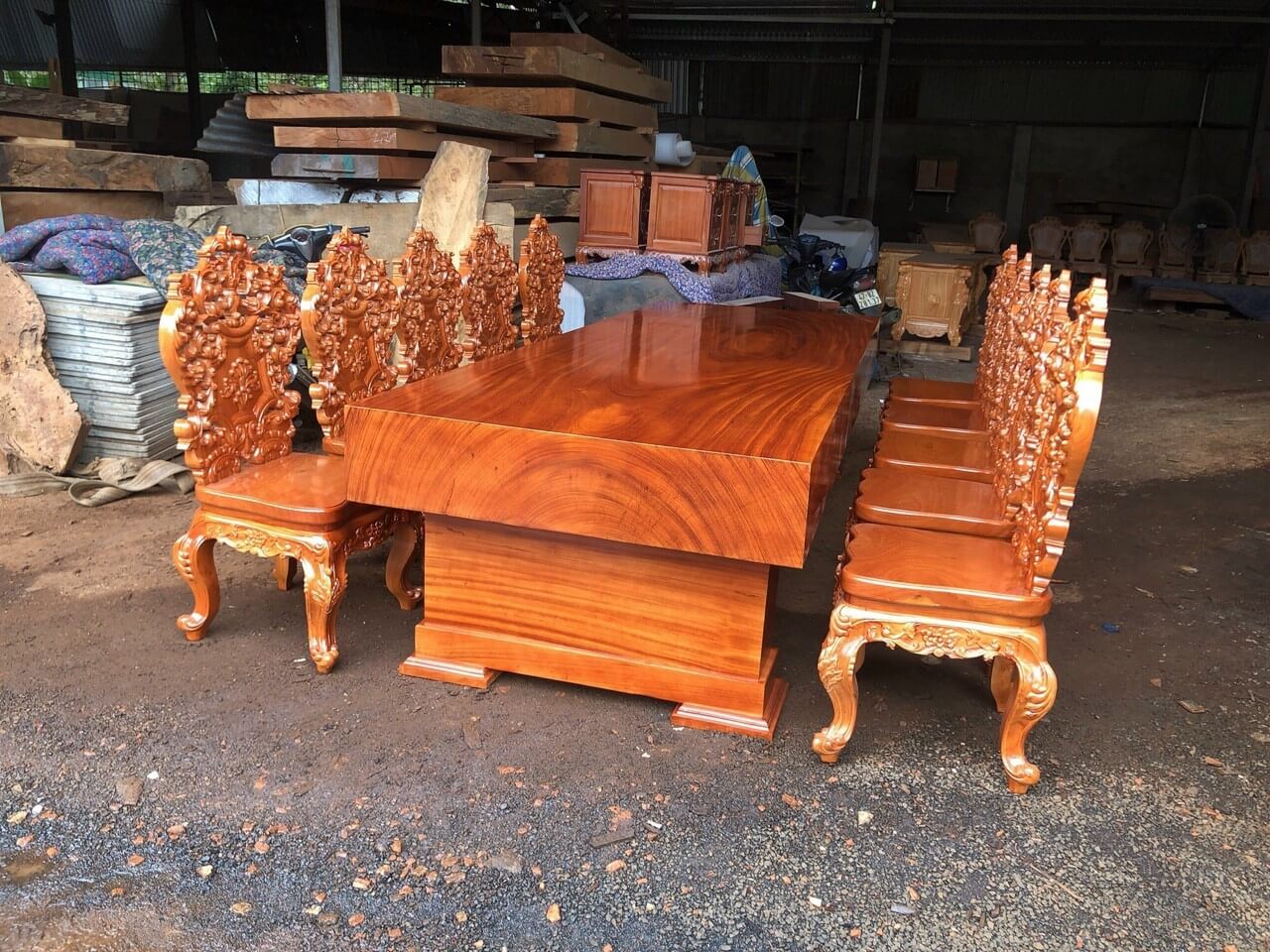Bộ bàn gỗ nguyên khối và ghế Louis Hoàng Gia