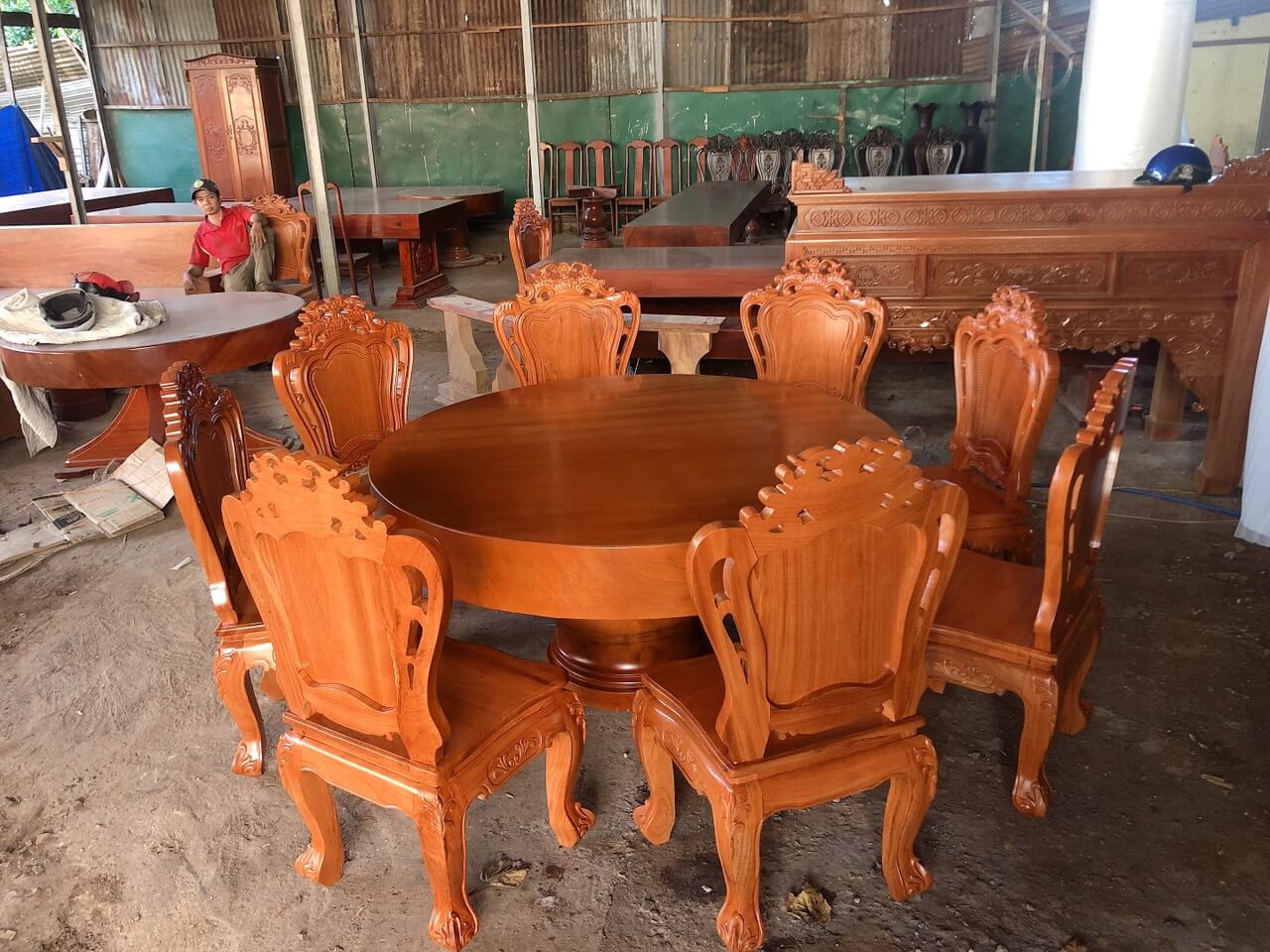Bộ bàn tròn Gõ Đỏ nguyên tấm 8 ghế gỗ Louis đẹp