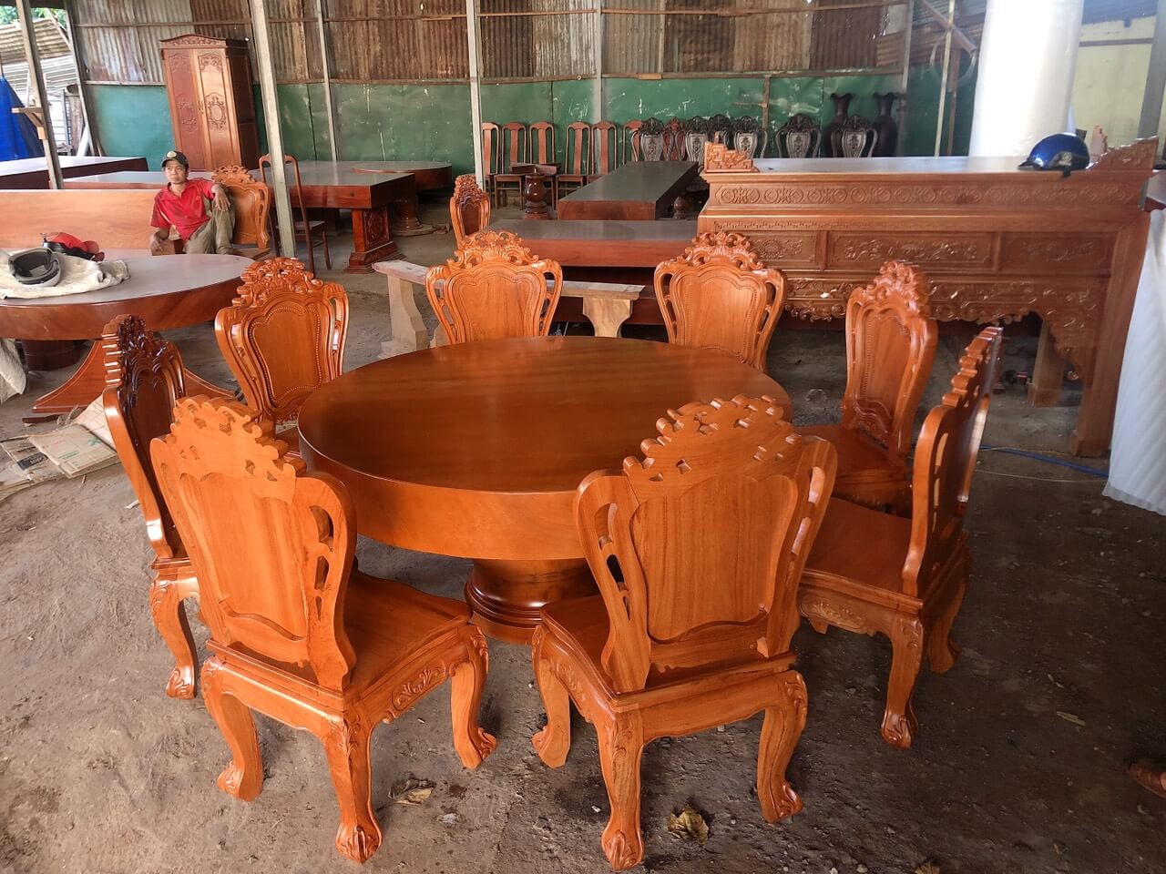 Bộ bàn tròn Gõ Đỏ nguyên tấm 8 ghế gỗ Louis đẹp