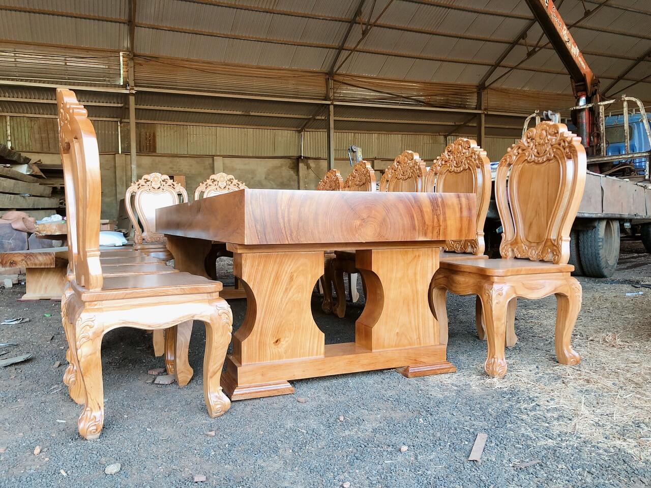 Bộ bàn gỗ nguyên tấm 12 ghế gỗ đẹp mẫu Louis
