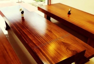 Cách bài trí bộ bàn ghế gỗ nguyên khối trong phòng khách.
