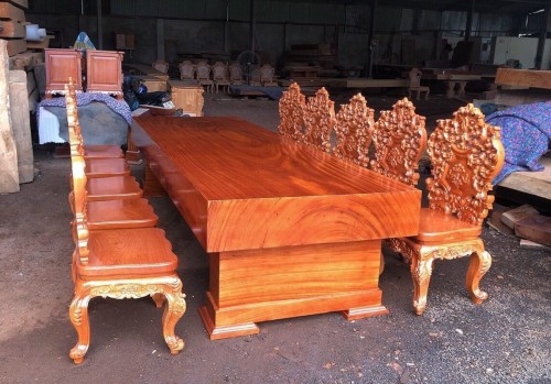 Bộ bàn gỗ nguyên khối và ghế Louis Hoàng Gia