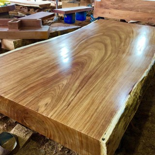 Mặt bàn gỗ nguyên tấm đường vân sang trọng